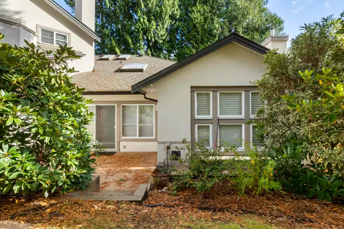 Swimming Pool Photo of 1 13911 16 Avenue, Surrey, BC