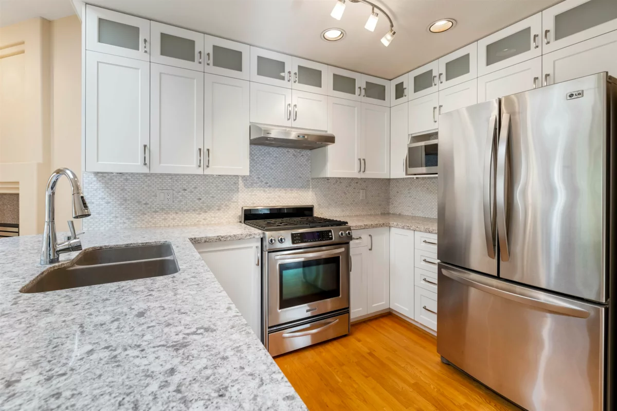 Walk-In Closet Photo of 1 13911 16 Avenue, Surrey, BC