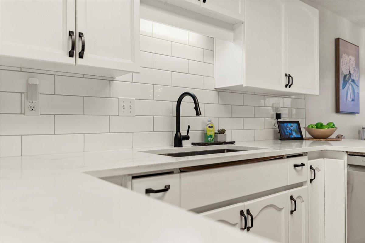 Primary Bathroom Photo of 307 2491 Gladwin Road, Abbotsford, BC