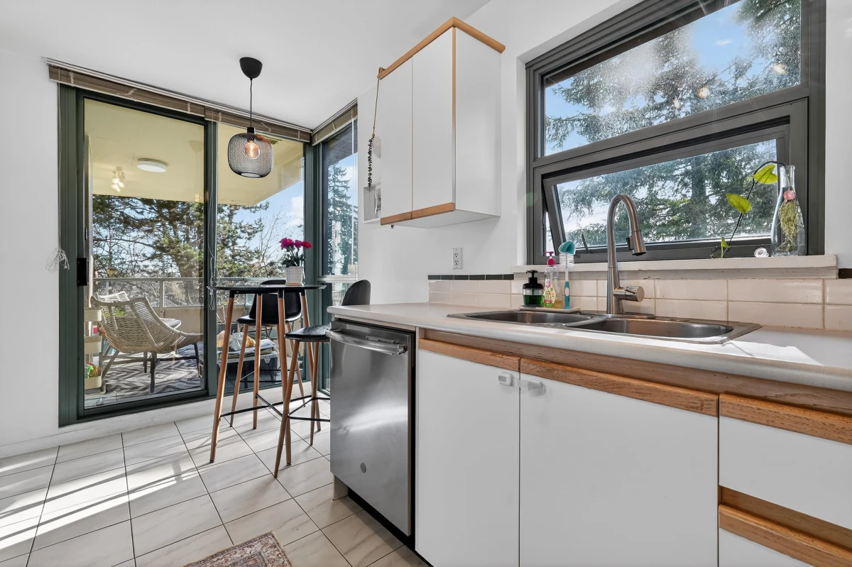 Kitchen Island Photo of 410 7288 Acorn Avenue, Burnaby, BC