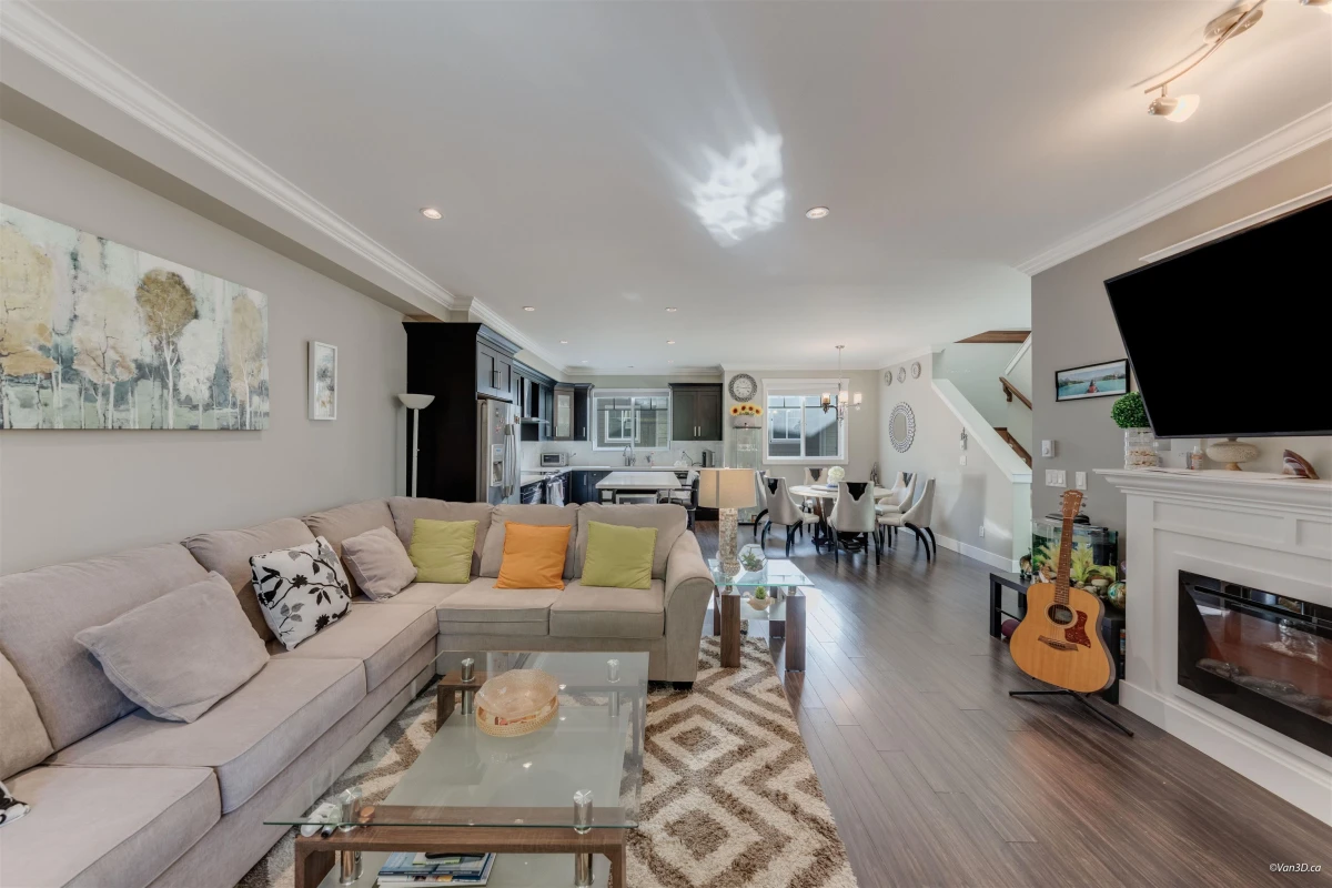 Entry Foyer Photo of 24 14285 64 Avenue, Surrey, BC