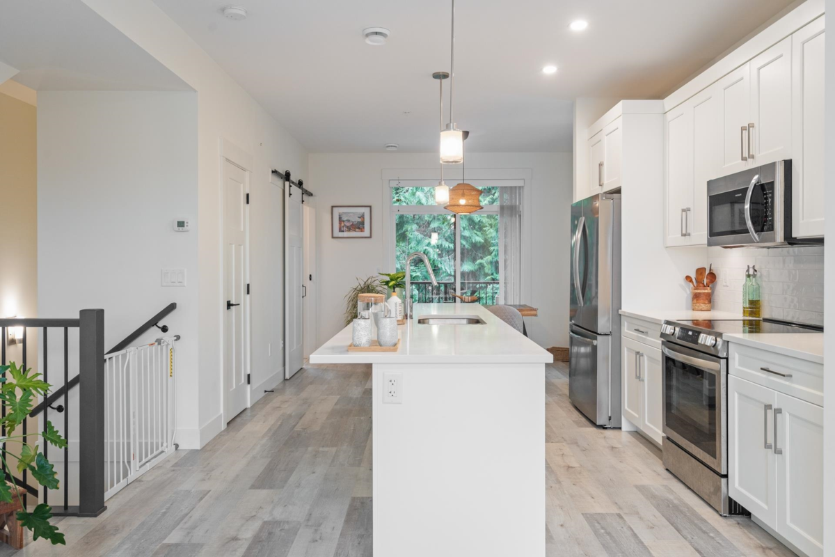 Breakfast Nook Photo of 6 46339 Hope River Road, Chilliwack, BC