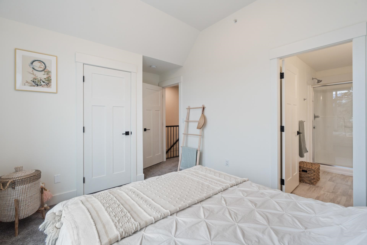 Hallway Photo of 6 46339 Hope River Road, Chilliwack, BC