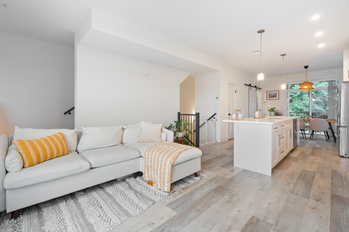 Kitchen Photo of 6 46339 Hope River Road, Chilliwack, BC