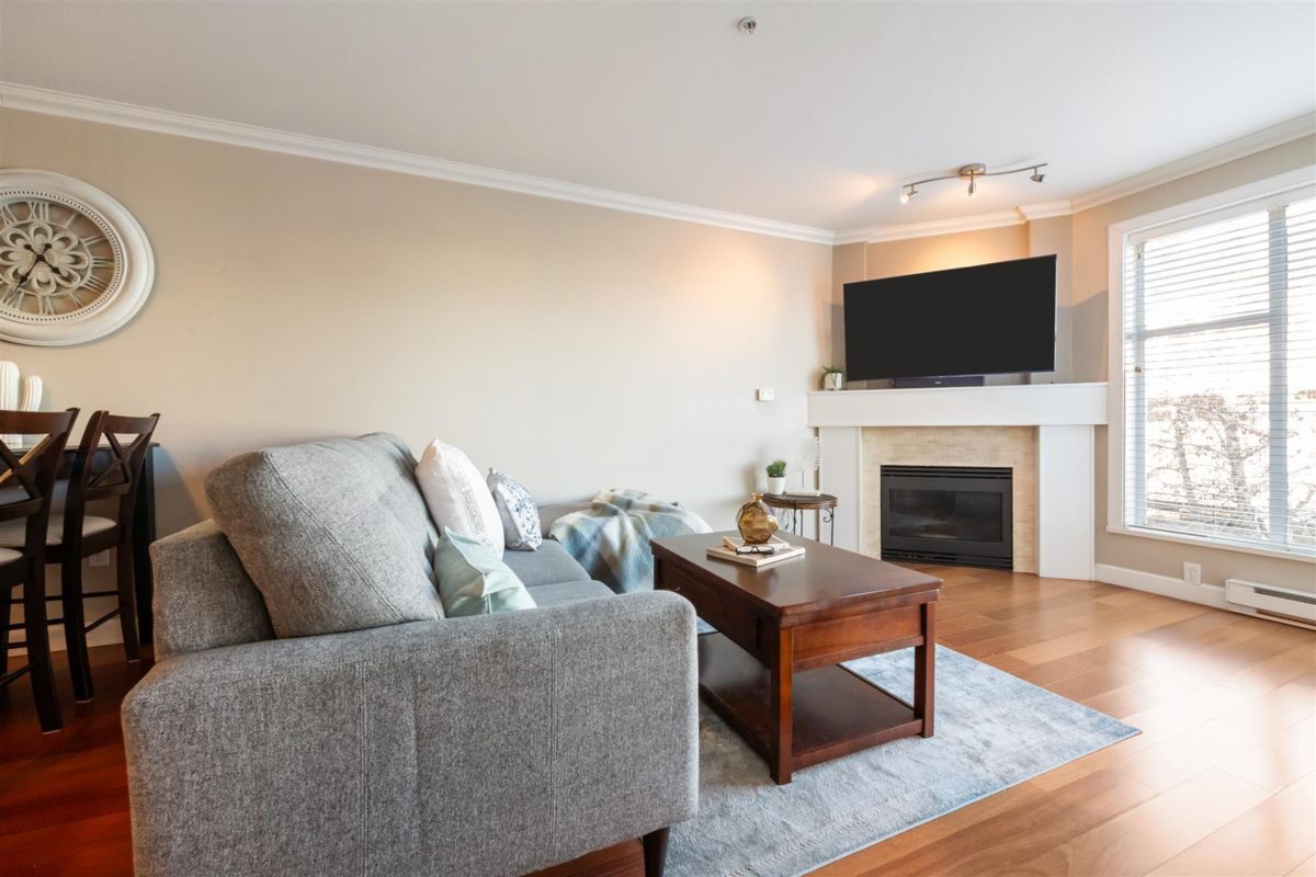 Dining Area Photo of 303 1153 Vidal Street, White Rock, BC