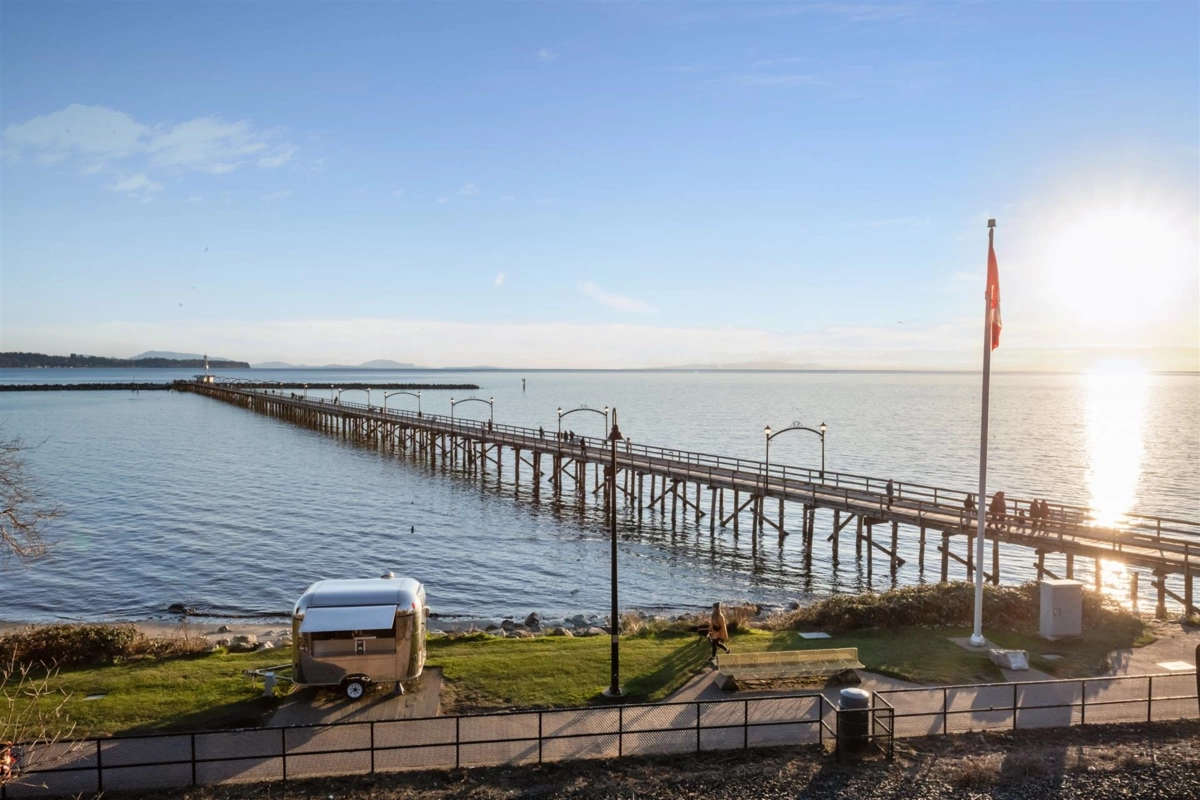 Entry Foyer Photo of 303 1153 Vidal Street, White Rock, BC