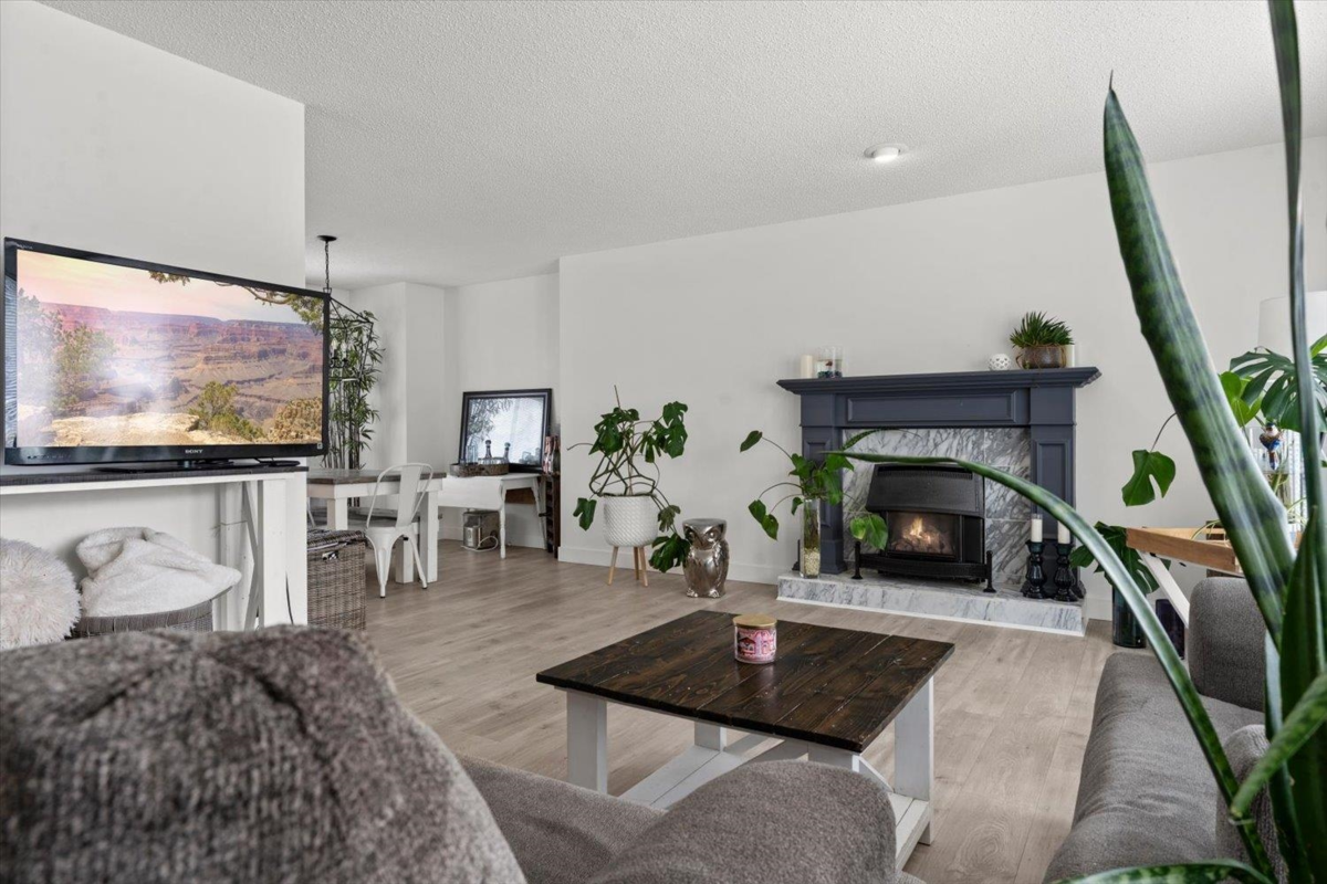 Living Room Photo of 44983 Cumberland Avenue, Chilliwack, BC