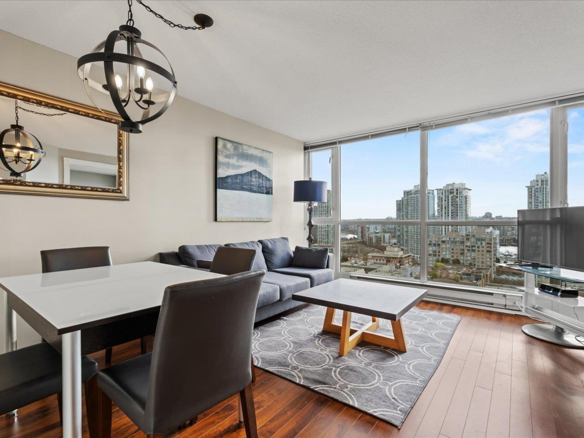Kitchen Island Photo of 1607 1188 Richards Street, Vancouver, BC