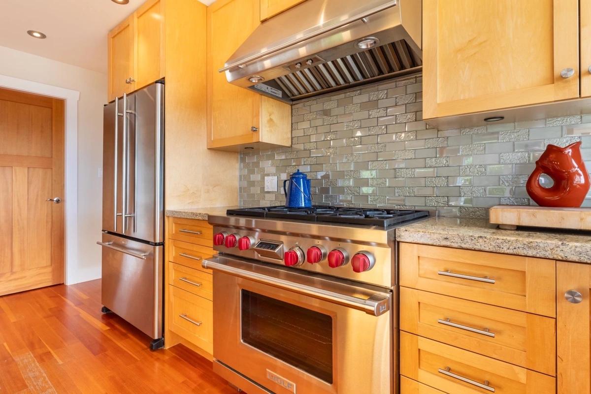 Kitchen Island Photo of 5012 Geer Road, Sechelt, BC