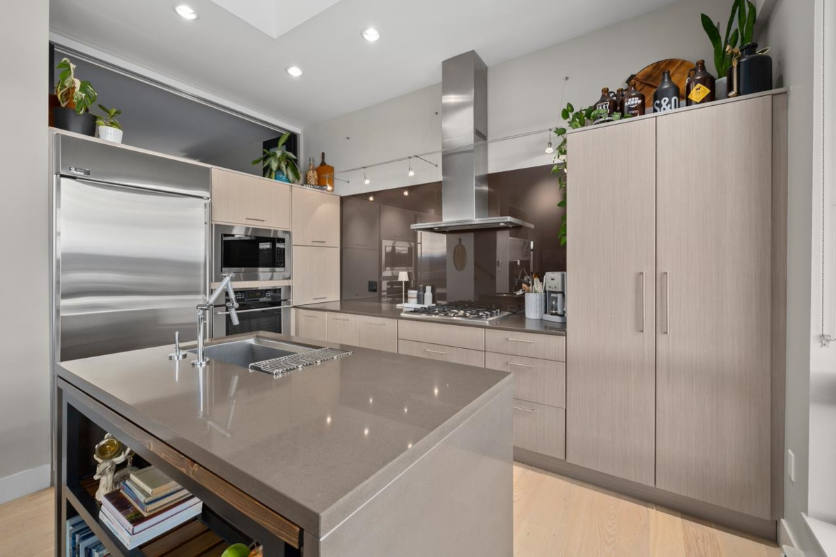 Walk-In Closet Photo of 414 220 Salter Street, New Westminster, BC