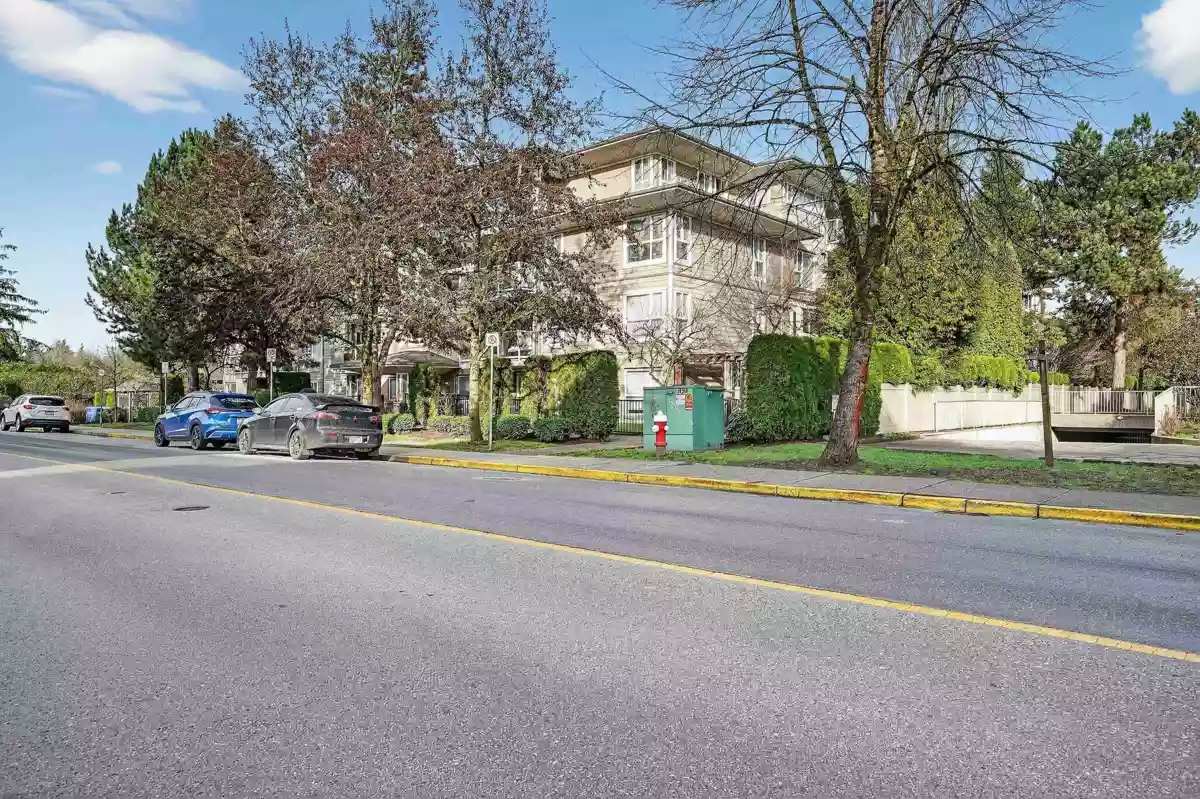 Front Yard Photo of 210 22255 122 Avenue, Maple Ridge, BC