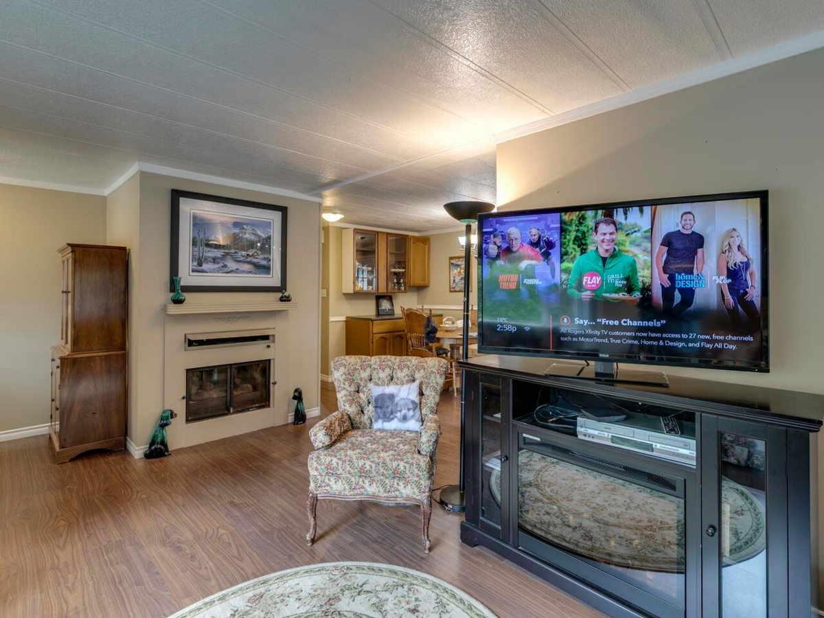 Kitchen Island Photo of 70 31313 Livingstone Avenue, Abbotsford, BC