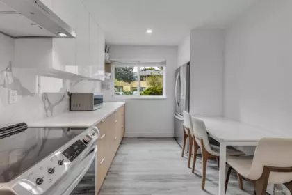Kitchen Island Photo of 27 6100 Tiffany Boulevard, Richmond, BC