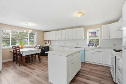 Kitchen Island Photo of 5707 Medusa Street, Sechelt, BC