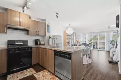 Kitchen Photo of 401 3178 Dayanee Springs Boulevard, Coquitlam, BC