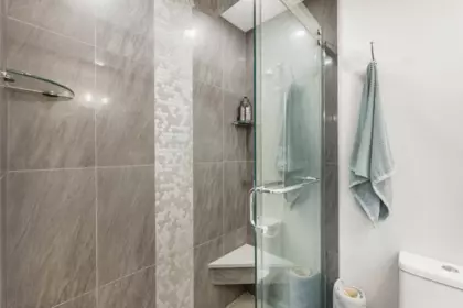 Hallway Photo of 4 15139 Buena Vista Avenue, White Rock, BC