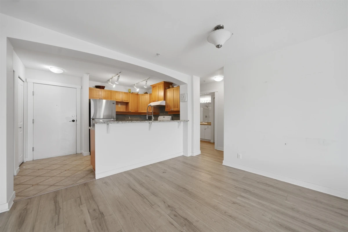 Dining Area Photo of 212 1428 Parkway Boulevard, Coquitlam, BC