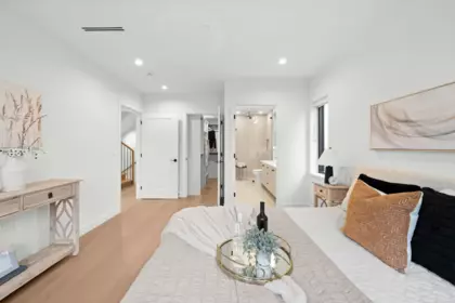 Entry Foyer Photo of 1 2247 Parker Street, Vancouver, BC