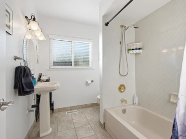 Walk-In Closet Photo of 532 W 23 Street, North Vancouver, BC