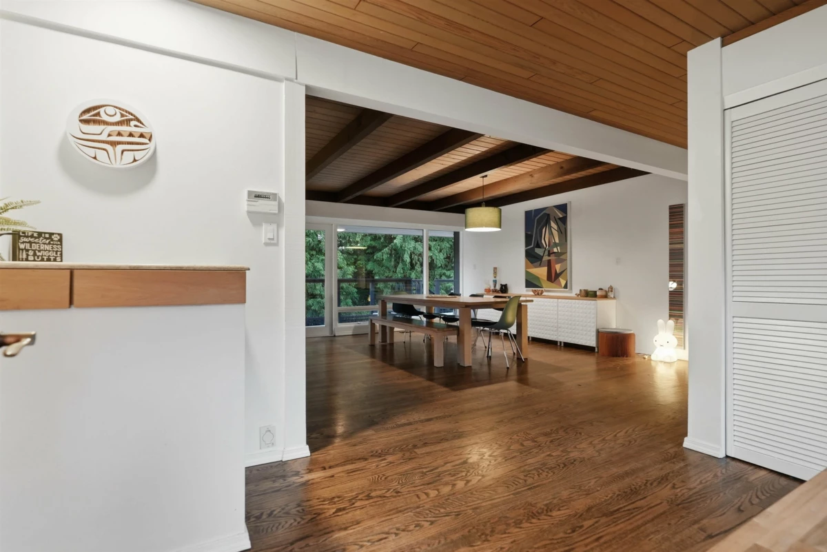 Living Room Photo of 6240 Summit Avenue, West Vancouver, BC