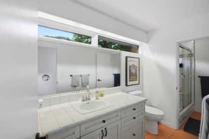 Hallway Photo of 6240 Summit Avenue, West Vancouver, BC