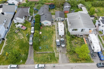 Garden / Landscaping Photo of 2235 Edinburgh Street, New Westminster, BC