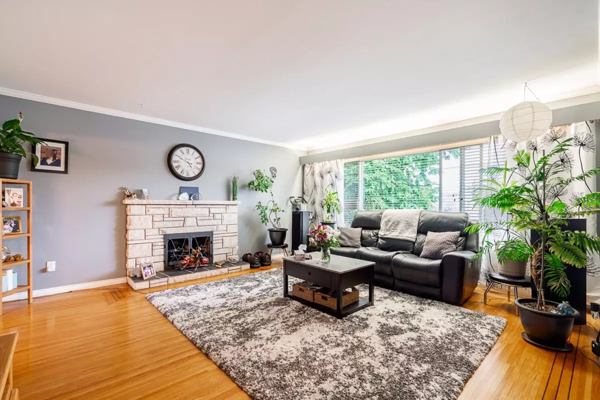 Family Room Photo of 12528 Pinewood Crescent, Surrey, BC