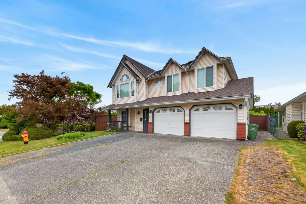 Living Room Photo of 7558 Garnet Drive, Chilliwack, BC