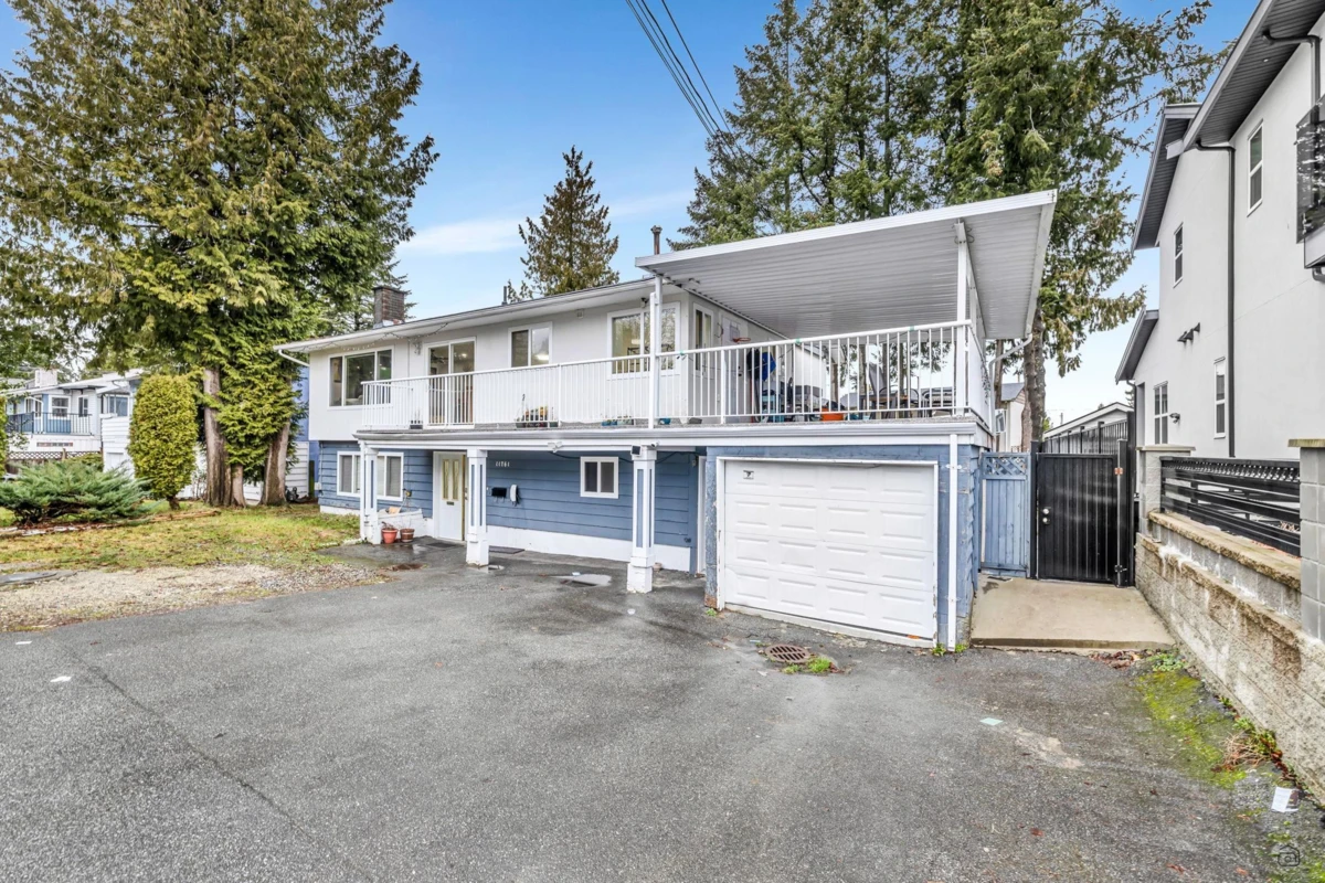 Living Room Photo of 11761 92 Avenue, Delta, BC