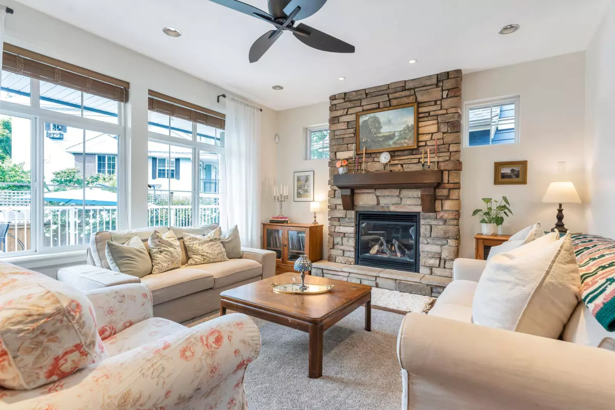 Living Room Photo of 6 45241 Nicomen Crescent, Chilliwack, BC