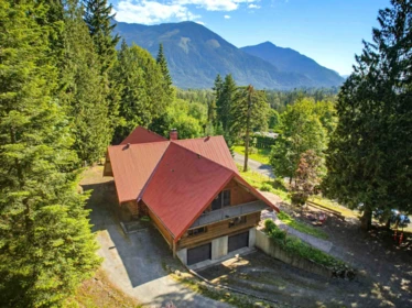 5520 Graham Drive, Ryder Lake, BC, Ryder Lake — Single Family Residence for sale