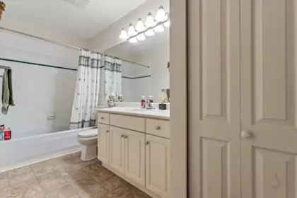 Entry Foyer Photo of 404 33708 King Road, Abbotsford, BC