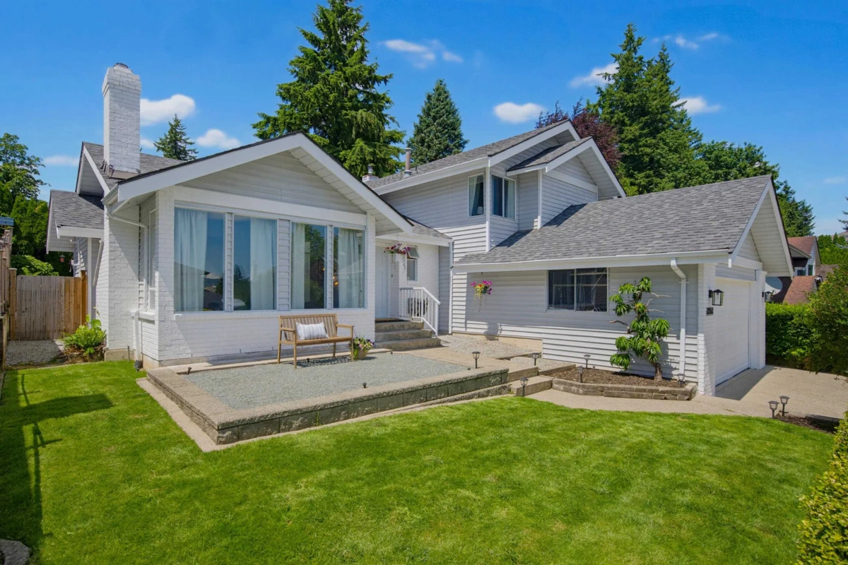 Living Room Photo of 32562 Murray Avenue, Abbotsford, BC