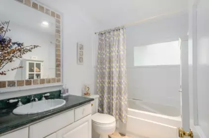 Kitchen Island Photo of 2522 Nelson Avenue, West Vancouver, BC
