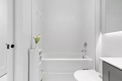 Primary Bathroom Photo of 425 14968 101a Avenue, Surrey, BC