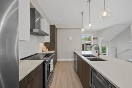 Kitchen Island Photo of 1 24086 104 Avenue, Maple Ridge, BC