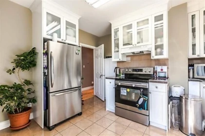 Kitchen Island Photo of 586 E 60th Avenue, Vancouver, BC