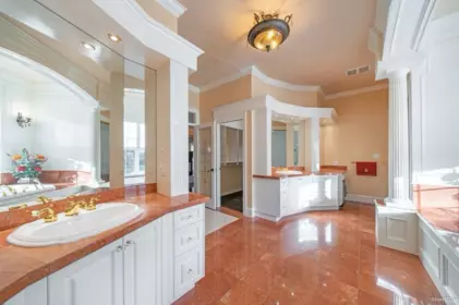 Staircase Photo of 17007 28 Avenue, Surrey, BC