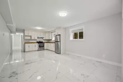 Hallway Photo of 15918 Roper Avenue, White Rock, BC