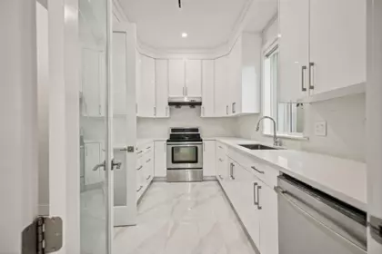 Kitchen Photo of 15918 Roper Avenue, White Rock, BC