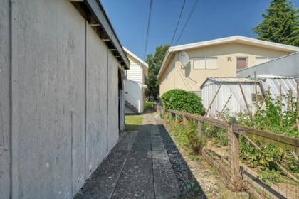 Garden / Landscaping Photo of 2336 45 Avenue, Vancouver, BC