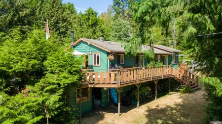 8948 Redrooffs Road, Halfmoon Bay, BC, Halfmoon bay — Single Family Residence for sale