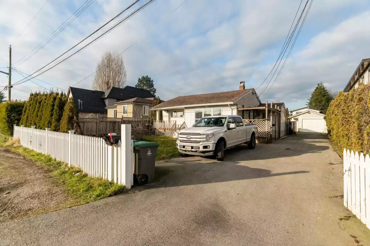 Living Room Photo of 17477 58a Avenue, Surrey, BC
