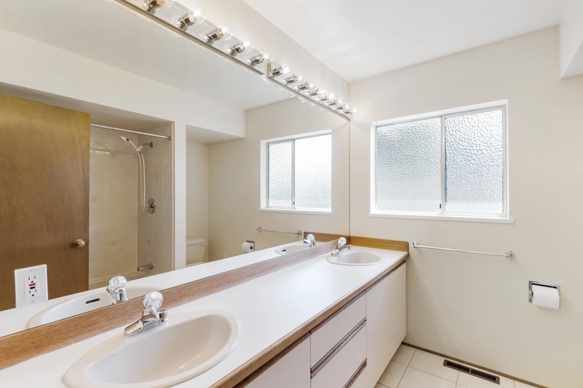 Entry Foyer Photo of 7988 Sussex Avenue, Burnaby, BC