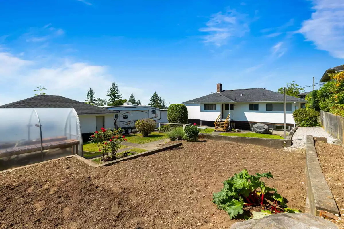 Front Yard Photo of 7988 Sussex Avenue, Burnaby, BC