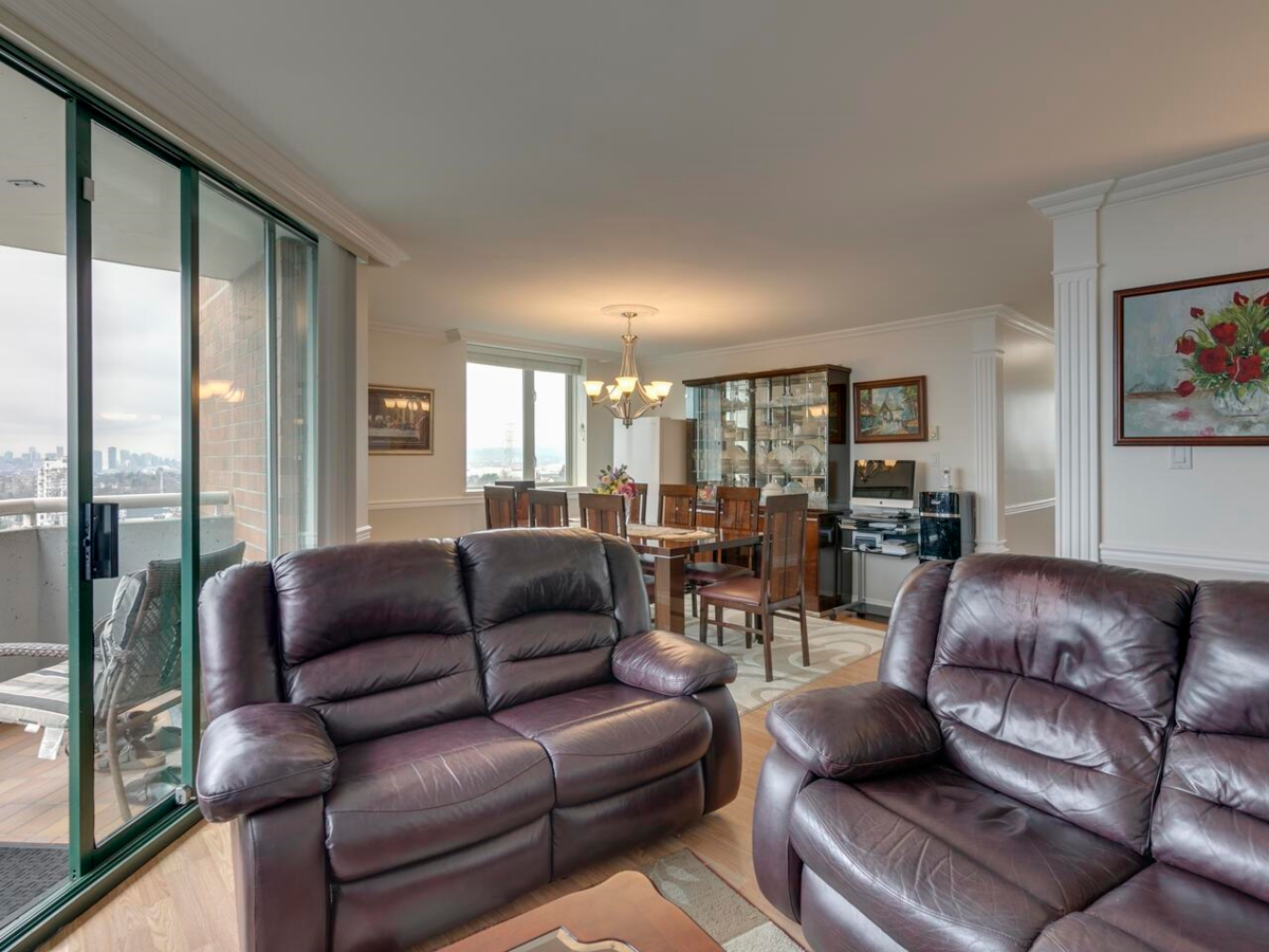 Walk-In Closet Photo of 902 3920 Hastings Street, Burnaby, BC