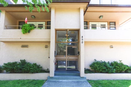 Front Yard Photo of 5 890 Broughton Street, Vancouver, BC
