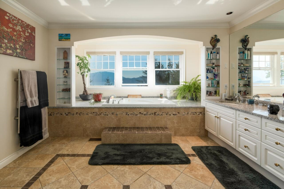 Entry Foyer Photo of 63 Chadwick Road, Gibsons, BC