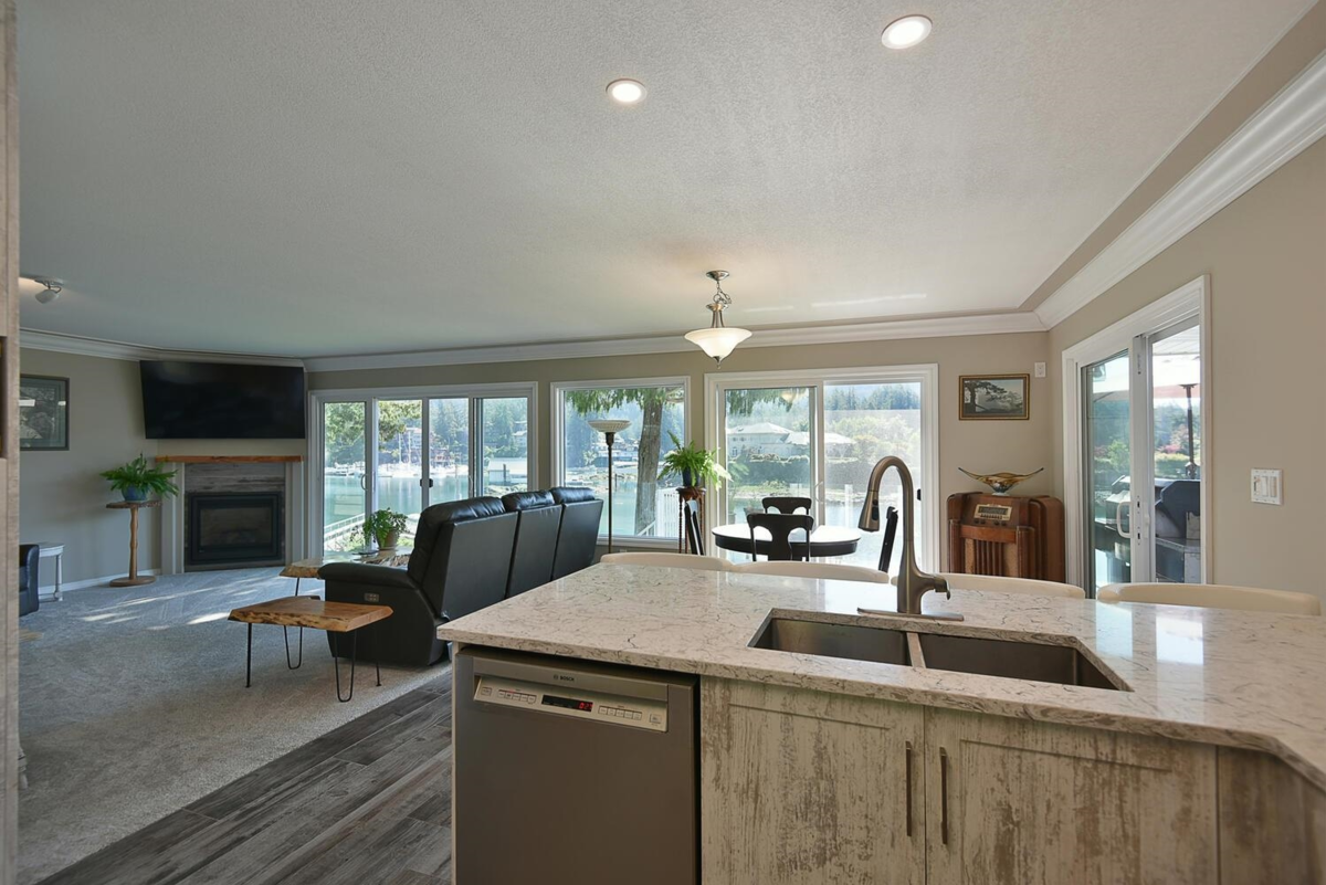 Breakfast Nook Photo of 12828 Gilden Road, Madeira Park, BC