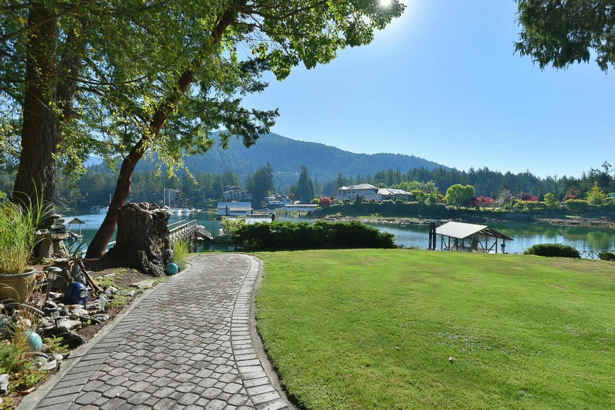 Hallway Photo of 12828 Gilden Road, Madeira Park, BC